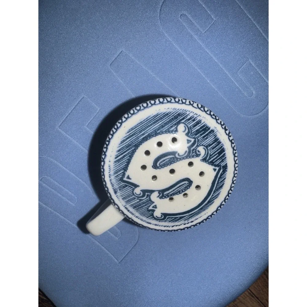 The Unbranded Brand holiday ceramic